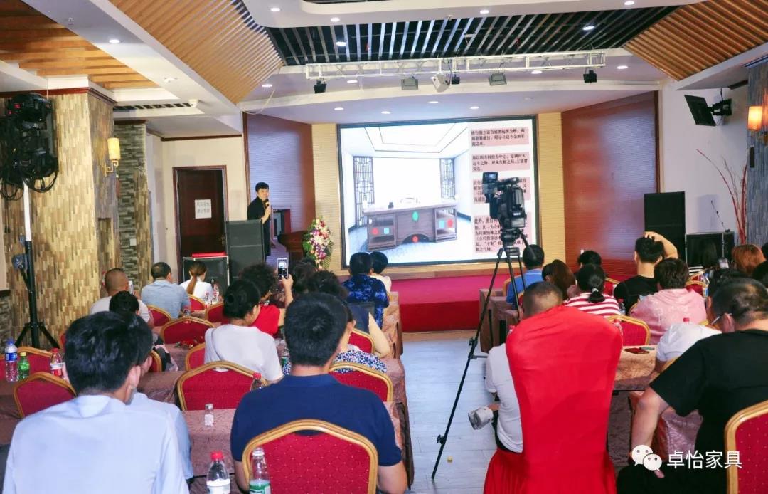 李墨纯先生在分析卓怡新品天地人和系列《仁和》款